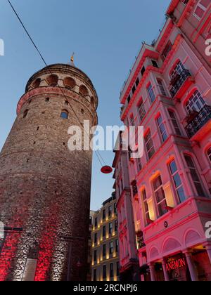 Galatenturm in einer Sommernacht in Istanbul, Türkei Stockfoto