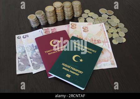 Türkisches Eisen und Papiergeld mit türkischem Pass auf schwarzem Hintergrund. Wirtschaft und Finanzen. Stockfoto
