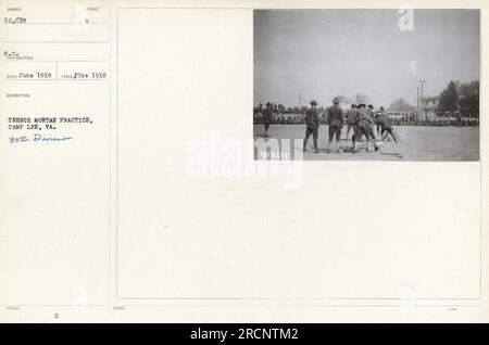 Soldaten in Camp Lee, Virginia, praktizieren im Juni 1918 Schützenmörtel-Techniken. Dieses Bild zeigt Mitglieder der 80. Division, die an Übungen für ihre militärischen Aktivitäten während des Ersten Weltkriegs teilnehmen. Das Foto wurde im Juni 1918 aufgenommen und trägt die Nummer 12.678. Stockfoto