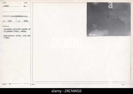 Ausbildung von Flugzeugkadetten in Ellington Field, Texas, 1918. Das Foto zeigt Kadetten, die Manöver wie Wenden, Trommelrollen und Schleifen durchführen. Stockfoto
