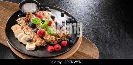 Ein Teller Pfannkuchen mit Käse und Obst Stockfoto