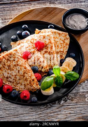 Ein Teller Pfannkuchen mit Käse und Obst Stockfoto
