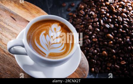 Komposition mit einer Tasse Kaffee. Stockfoto