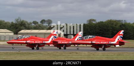 Die Red Arrows zeigten ihre Ausstellung mit nur 7 Flugzeugen auf der Royal International Air Tattoo 2023 in RAF Fairford, Gloucestershire, Großbritannien Stockfoto