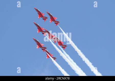 Die Red Arrows zeigten ihre Ausstellung mit nur 7 Flugzeugen auf der Royal International Air Tattoo 2023 in RAF Fairford, Gloucestershire, Großbritannien Stockfoto