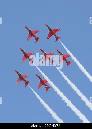 Die Red Arrows zeigten ihre Ausstellung mit nur 7 Flugzeugen auf der Royal International Air Tattoo 2023 in RAF Fairford, Gloucestershire, Großbritannien Stockfoto