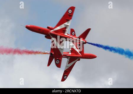 Die Red Arrows zeigten ihre Ausstellung mit nur 7 Flugzeugen auf der Royal International Air Tattoo 2023 in RAF Fairford, Gloucestershire, Großbritannien Stockfoto