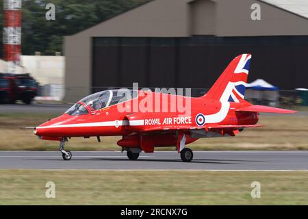 Die Red Arrows zeigten ihre Ausstellung mit nur 7 Flugzeugen auf der Royal International Air Tattoo 2023 in RAF Fairford, Gloucestershire, Großbritannien Stockfoto