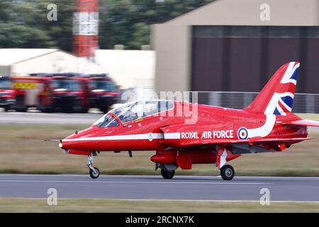 Die Red Arrows zeigten ihre Ausstellung mit nur 7 Flugzeugen auf der Royal International Air Tattoo 2023 in RAF Fairford, Gloucestershire, Großbritannien Stockfoto