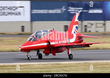 Die Red Arrows zeigten ihre Ausstellung mit nur 7 Flugzeugen auf der Royal International Air Tattoo 2023 in RAF Fairford, Gloucestershire, Großbritannien Stockfoto