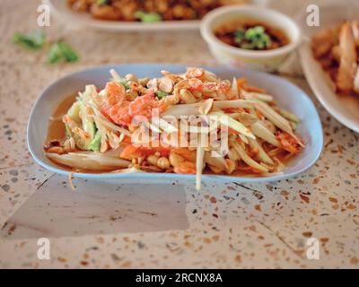 Thailändisches Essen, Papayasalat mit Kohlgarten, lange Bohnen auf dem Teller, Papayasalat mit fermentiertem Fisch Stockfoto