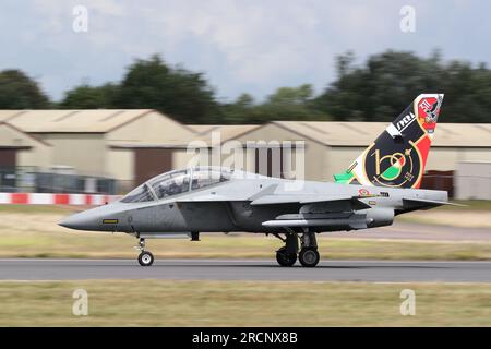 Italienischer Leonardo M-346 auf der Royal International Air Tattoo 2023 auf der RAF Fairford, Gloucestershire, Großbritannien Stockfoto