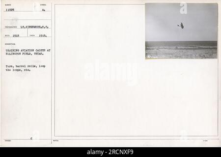Flugzeugkadetten in Ellington Field, Texas, im Jahr 1918, nehmen an Übungen Teil. Das Foto zeigt verschiedene Manöver wie Wendungen, Trommelrollen und Schleifen der durchgeführten Schleifen. Stockfoto