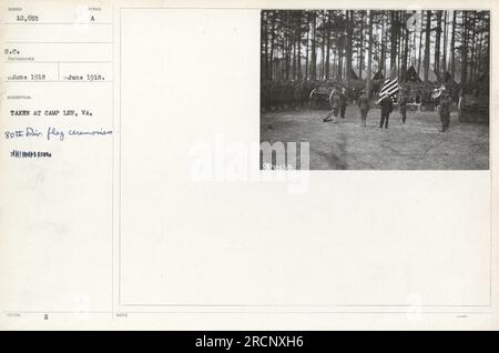 Soldaten der 80. Division nehmen 1918 an Flaggenzeremonien in Camp Lee, Virginia, Teil. - 50 Wörter. Stockfoto