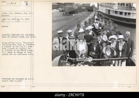 Lieutenant E. M. deBarri vom Signalkorps hat dieses Foto am 30. Mai 1918 aufgenommen. Das Bild zeigt die Gedenkstätten für den Untergang der Lusitania auf dem Potomac. Die Gruppe auf dem Foto umfasst Mrs. Mary A. Lockwood, ein Gründungsmitglied der Staatsanwaltschaft, Miss Rita Jolivet de Cippico, Mr. H. Gilbert vom Weißen Haus, C.J. James, der für die Zeremonien verantwortlich war, und die Lusitania Girls. Das Foto wurde zensiert und von der M.1.B veröffentlicht Zensor am 14. Juni 1918. Stockfoto