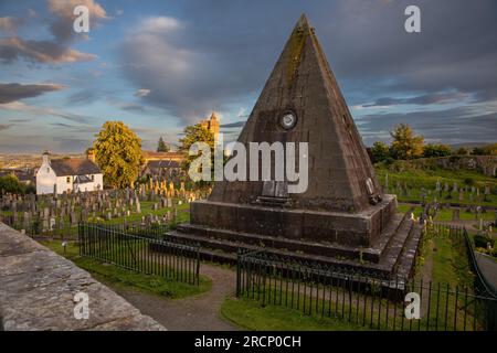 Die Sternenpyramide auf dem Old Town Cemetery in der Kirche der Heiligen Unhöflichkeit an einem Sommerabend Stirling, Schottland, Großbritannien Stockfoto