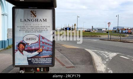 Portland, England, 16. Juli, an einer Bushaltestelle in Portland in der Nähe des Hafens von Portland, wo das Bibby Stockholm festgemacht wird, ist ein Poster des politischen Protestkünstlers Bod zu sehen. Kredit: Dorset Media Service/Alamy Live News Stockfoto