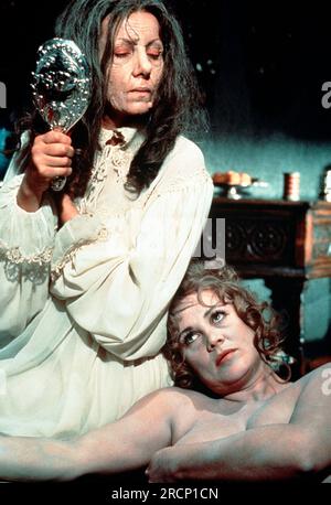 INGRID PITT und ANDRIA LAWRENCE in GRÄFIN DRACULA (1971) unter der Leitung VON PETER SASDY. Kredit: The Rank Organisation / Hammer Productions / Album Stockfoto