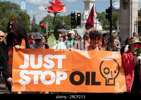 London, Großbritannien. 15. Juli 2023. Klimaschutzaktivisten aus Fossil Free London und Just Stop Oil marschieren vom Department for Energy Security & Net Zero (DESNZ) zum Paddington-Hauptsitz des norwegischen staatlichen Ölkonzerns Equinor gegen die geplante Entwicklung des Rosebank-Ölfeldes. Das 130 km westlich der Shetland-Inseln gelegene Ölfeld ist das größte noch nicht erschlossene Ölfeld in der Nordsee und bedroht, so die Wahlkämpfer, sowohl Klimaziele als auch Meerestiere. Kredit: Ron Fassbender/Alamy Live News Stockfoto