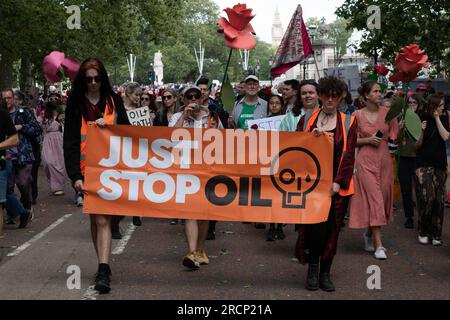 London, Großbritannien. 15. Juli 2023. Klimaschutzaktivisten aus Fossil Free London und Just Stop Oil marschieren vom Department for Energy Security & Net Zero (DESNZ) zum Paddington-Hauptsitz des norwegischen staatlichen Ölkonzerns Equinor gegen die geplante Entwicklung des Rosebank-Ölfeldes. Das 130 km westlich der Shetland-Inseln gelegene Ölfeld ist das größte noch nicht erschlossene Ölfeld in der Nordsee und bedroht, so die Wahlkämpfer, sowohl Klimaziele als auch Meerestiere. Kredit: Ron Fassbender/Alamy Live News Stockfoto