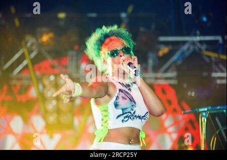 Kelis tritt im Tanzzelt beim Glastonbury Festival 2000, Worthy Farm Somerset, England, Vereinigtes Königreich auf. Stockfoto