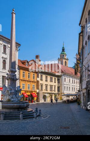 Die Altstadt von Ljubljana mit dem Robba-Brunnen in Slowenien. Stockfoto