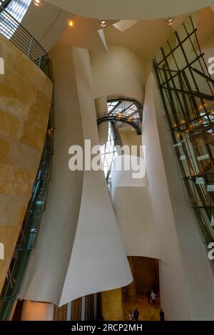 Das Guggenheim Museum Bilbao wurde vom Architekten Frank Gehry entworfen und befindet sich in Bilbao, dem Baskenland, Spanien. Das Atrium, das Gehry auch benutzt Stockfoto