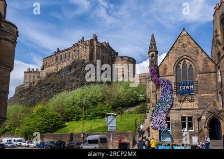 Edinburgh Castle und Cold Town House Restaurant und Bar im Grassmarket in Edinburgh, Schottland, Großbritannien. Stockfoto