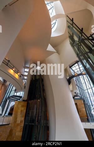 Das Guggenheim Museum Bilbao wurde vom Architekten Frank Gehry entworfen und befindet sich in Bilbao, dem Baskenland, Spanien. Das Atrium, das Gehry auch benutzt Stockfoto