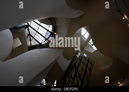 Das Guggenheim Museum Bilbao wurde vom Architekten Frank Gehry entworfen und befindet sich in Bilbao, dem Baskenland, Spanien. Das Atrium, das Gehry auch benutzt Stockfoto