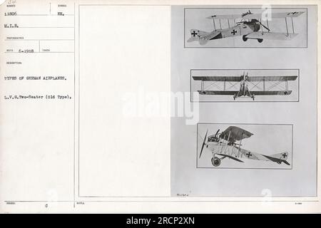 Ein Schwarzweißfoto, das eine Gruppe von Soldaten zeigt, die sich um ein Brett versammelt haben und die Diagramme und Beschreibungen verschiedener deutscher Flugzeugtypen während des Ersten Weltkriegs zeigen. Eines der erwähnten Flugzeuge ist der L.V-Zweisitzer, ein älteres Modell. Ein Soldat hält ein Notizbuch und zeigt auf das Diagramm. Stockfoto