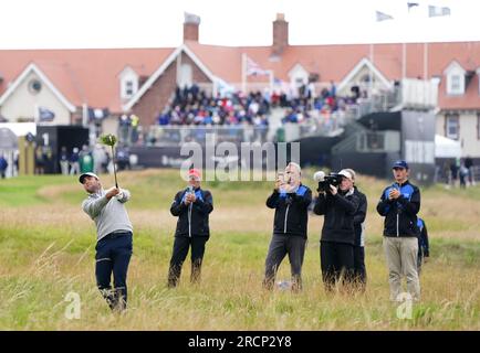 Scottie Scheffler auf dem ersten Loch am vierten Tag der Genesis Scottish Open 2023 im Renaissance Club, North Berwick. Foto: Sonntag, 16. Juli 2023. Stockfoto