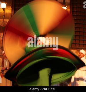 Kairo, Ägypten. 15. Juli 2023. Eine Tänzerin führt an einem Sommerabend im Wekalet El-Ghoury in Kairo, Ägypten, am 15. Juli 2023 Sufi-Tanz auf. Kredit: Wang Dongzhen/Xinhua/Alamy Live News Stockfoto