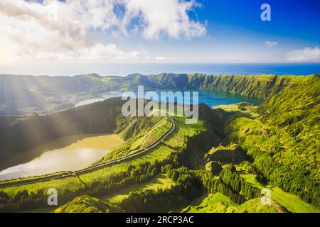 Blick auf Sete Cidades in der Nähe des Aussichtspunktes Miradouro da Grota do Inferno, Sao Miguel Island, Azoren, Portugal. Stockfoto