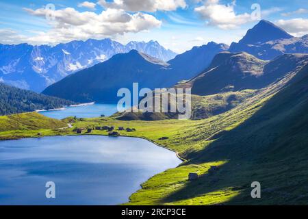 Blick auf den Ritom See mit den Alpen im Hintergrund, Piora, Kanton Tessin der Schweiz. Stockfoto