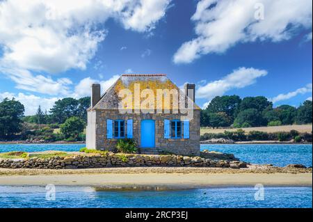 Ein altes Fischerhaus auf einer kleinen Insel im Fluss Etel, Ile de Saint-Cado, Bretagne, Frankreich. Stockfoto