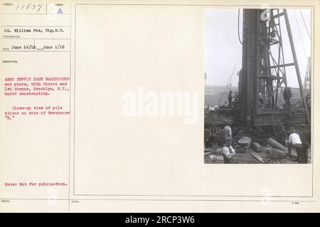 Nahaufnahme eines Pile-Fahrers auf der Baustelle von Warehouse „B“ an den Army Supply Base Lagern und Piers in der 58. Street und 1. Avenue in Brooklyn, New York. Dieses Foto wurde von Lieutenant William Fox, Signal Reserve Corps, am 14. Juni 1918 aufgenommen. Bitte beachten Sie, dass dieses Bild nicht zur Veröffentlichung bestimmt ist. Stockfoto