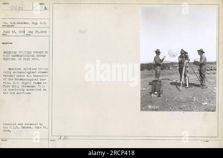 Amerikanische Soldaten in Fort Sill, Oklahoma, die vom Meteorologischen Dienst des US-Signalkorps ausgebildet wurden, um tägliche meteorologische Beobachtungen zu machen. Diese Beobachtungen sind für die Flugdienste im Ersten Weltkrieg von entscheidender Bedeutung Das Foto wurde zensiert und vom M.I.B. veröffentlicht Zensor am 21. Juni 1918. Stockfoto