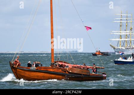 Den Helder, Niederlande. 2. Juli 2023. Ein Boot mit flachem Boden von Den Helder auf der Marsdiep. Hochwertiges Foto Stockfoto