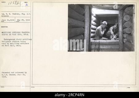 Artillerieoffiziere benutzen eine unterirdische Feldartillerie-Telefonstation in Fort Sill, Oklahoma. Das Foto wurde am 27. Mai 1918 während der Ausbildung in der Artillerieoffizier-Ausbildungsschule aufgenommen. Es wurde zensiert und vom M.I.B. freigelassen Zensor am 21. Juni 1918. Hinweise zeigen, dass es Foto Nummer 11693 der Serie ist." Stockfoto