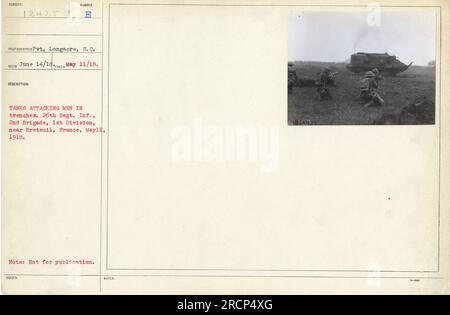 Ein Foto des 26. Infanterie-Regiments, 2. Brigade, 1. Division, das feindliche Truppen in Schützengräben nahe Breteuil, Frankreich, am 11. Mai 1918 angreift. Das Bild zeigt Panzer, die neben Soldaten die Sprengkraft führen. Bitte beachten Sie, dass das Foto nicht zur Veröffentlichung bestimmt ist. (Lichtbildausweis: 111-SC-12425) Stockfoto