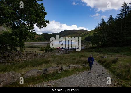 Eine Frau, die einen Spaziergang am Kopf des Haweswater Reservoirs in Cumbria beginnt Stockfoto