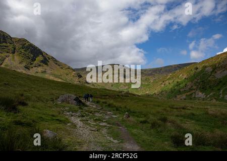 Wanderer auf dem Weg nach Thornthwaite Crag und High Street vom Kopf von Haweswater Stockfoto