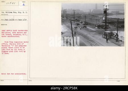 Baustelle für Lager und Piers der Army Supply Base an der 58. Street und 1. Avenue, Brooklyn, NY. Blick von einem provisorischen Büro aus, das den Standort von Lagerhaus „A“ und die vorgeschlagenen Piers zeigt. Die drei Piers sind 1300 Fuß x 150 Fuß groß, mit einem zusätzlichen leichteren Pier 1300 Fuß x 70 Fuß. Hinweis: Dieses Bild darf nicht veröffentlicht werden. Stockfoto