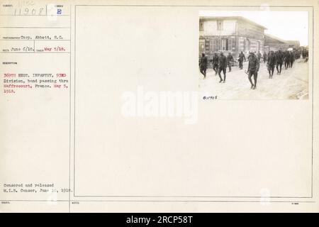 Das Bild zeigt die 369. Regiment Infanterie, 93. Division Band, die am 5. Mai 1918 Maffrecourt, Frankreich, durchquert. Das Foto wurde von Corp. Aufgenommen Abbott, S.C. und wurde zensiert und vom M.I.B. freigelassen Zensor am 10. Juni 1918. Die Beschreibungsnummer lautet E, und das Bild ist mit 11908 gekennzeichnet. Stockfoto