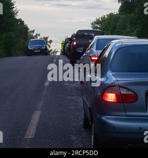 Verkehrsstaus auf der Straße sind mit der Reparatur der Straße verbunden. Guten Abend Stockfoto