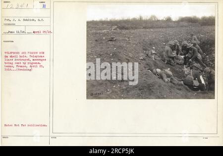 Bildunterschrift: Pvt. J. A. Schlick, S.C., bietet Kommunikation in einem Muschelloch mit Telefon- und Taubenanschlüssen. Die Telefonleitungen wurden zerstört, sodass die Nachrichten stattdessen von den Tauben überbracht werden mussten. Dieses Bild wurde am 25. April 1918 in Larne (Frankreich) aufgenommen und zeigt Schulungsaktivitäten während des Ersten Weltkriegs. Stockfoto