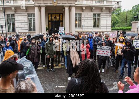 London, Großbritannien. 14. Juli 2023. Demonstranten sahen sich während der Demonstration vor der französischen Botschaft in London versammeln. Merzouk, 17 wurde am 27. Juni von einem Polizisten während eines Verkehrsstopps im Pariser Vorort Nanterre erschossen, sein Tod führte zu Protesten, wo Symbole des Staates wie Rathäuser, Polizeistationen und andere Gebäude angegriffen wurden. Der Protest der Justice for Nahel UK, der BLM UK und der Aktivisten im gesamten Vereinigten Königreich bestand darin, ihre Solidarität mit der Justice Pour Nahel-Kampagne zum Ausdruck zu bringen. Kredit: SOPA Images Limited/Alamy Live News Stockfoto