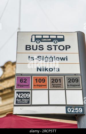 Schild mit Bushaltestelle, das die Linien 62, 109, 201, 209 und N209 nach Siggiewi, Malta zeigt. Stockfoto