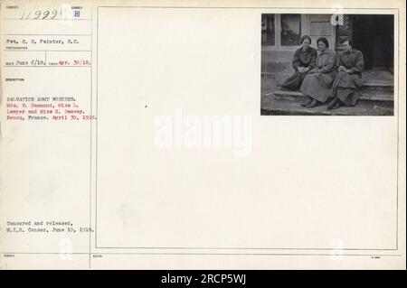 Drei Arbeiter der Heilsarmee, Mrs. W. Hammond, Miss L. Anwältin und Miss H. Ramsey, am 30. April 1918 in Boucq, Frankreich. Das Foto wurde von Pvt. C. E. Painter, S.C. aufgenommen und am 6. Juni 1918 erhalten. Es wurde zensiert und von M.I.B. freigelassen Zensor am 10. Juni 1918." Stockfoto